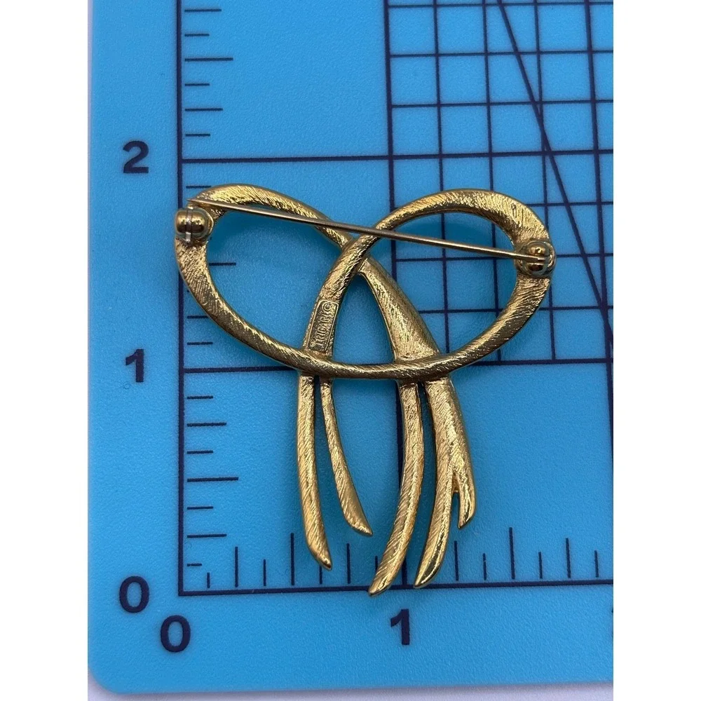 Vintage Trifari Gold Tone Abstract Swirl Ribbon Brooch Pin Elegant